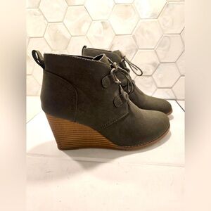 Nautica Womans Olive Green Wedge Bootie Sz 10 Lace Up Great Condition Faux Suede